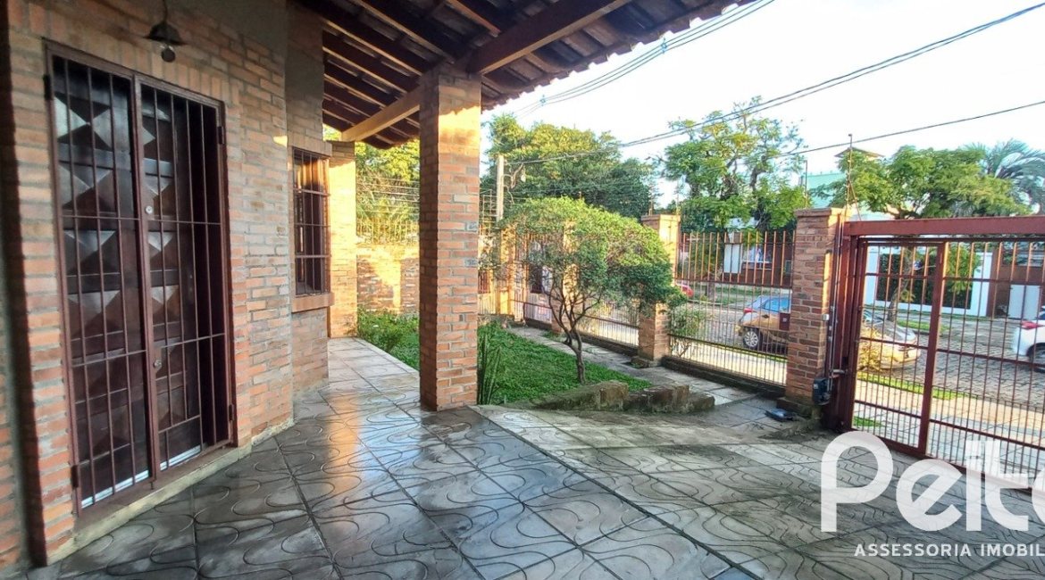 Casa à venda com 265m², 3 dormitórios, 1 suíte, 3 vagas, no bairro Ipanema em Porto Alegre