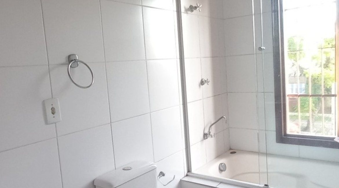 Casa à venda com 265m², 3 dormitórios, 1 suíte, 3 vagas, no bairro Ipanema em Porto Alegre