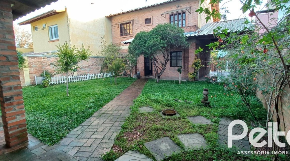 Casa à venda com 265m², 3 dormitórios, 1 suíte, 3 vagas, no bairro Ipanema em Porto Alegre