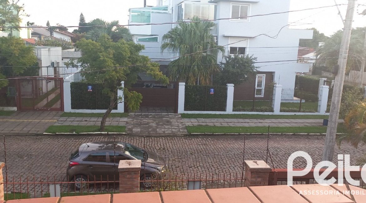 Casa à venda com 265m², 3 dormitórios, 1 suíte, 3 vagas, no bairro Ipanema em Porto Alegre