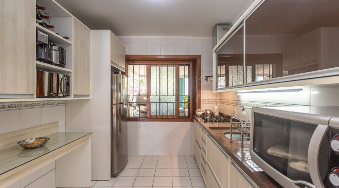 Casa à venda com 154m², 3 dormitórios, 1 suíte, 3 vagas, no bairro Ipanema / Altos Do Ipê em Porto Alegre