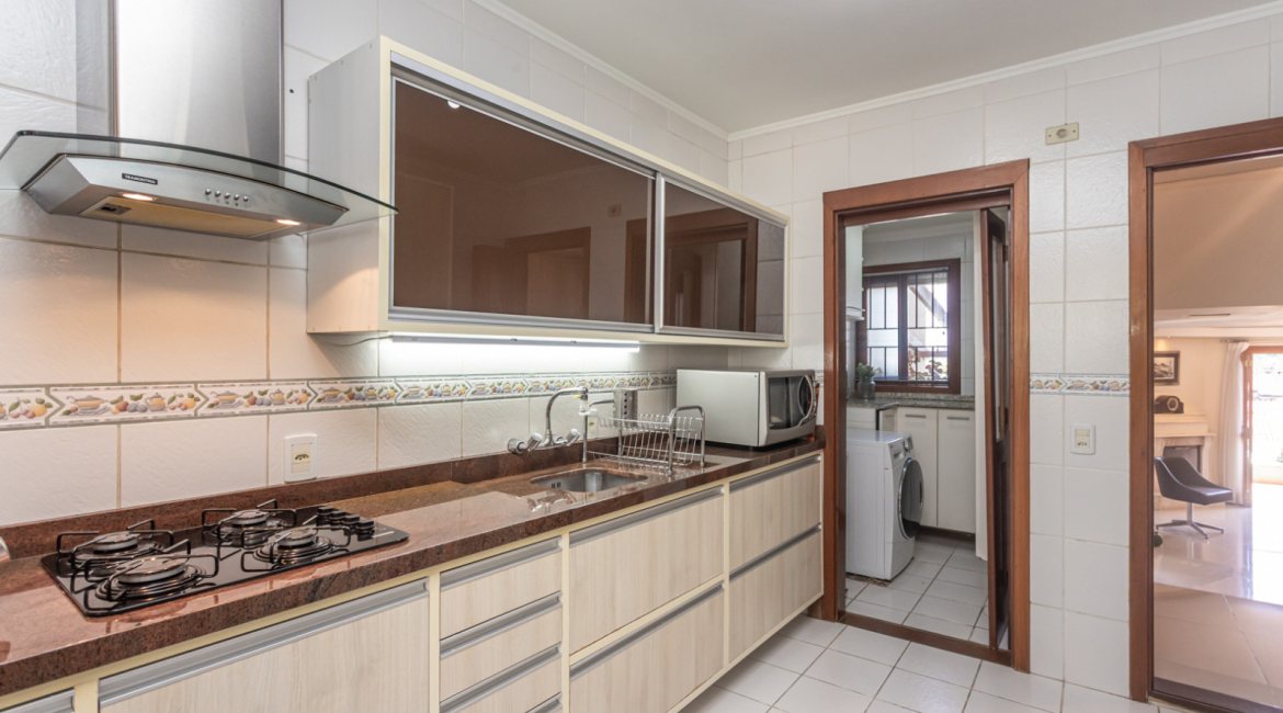 Casa à venda com 154m², 3 dormitórios, 1 suíte, 3 vagas, no bairro Ipanema / Altos Do Ipê em Porto Alegre