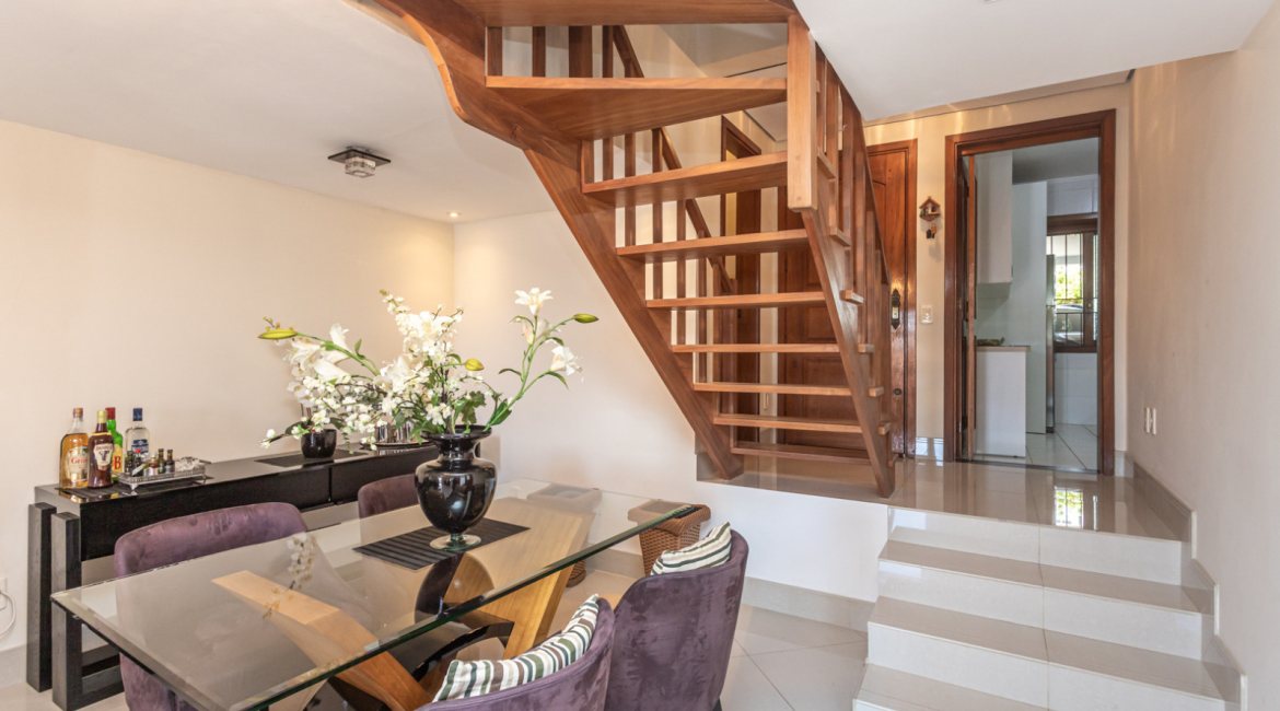 Casa à venda com 154m², 3 dormitórios, 1 suíte, 3 vagas, no bairro Ipanema / Altos Do Ipê em Porto Alegre