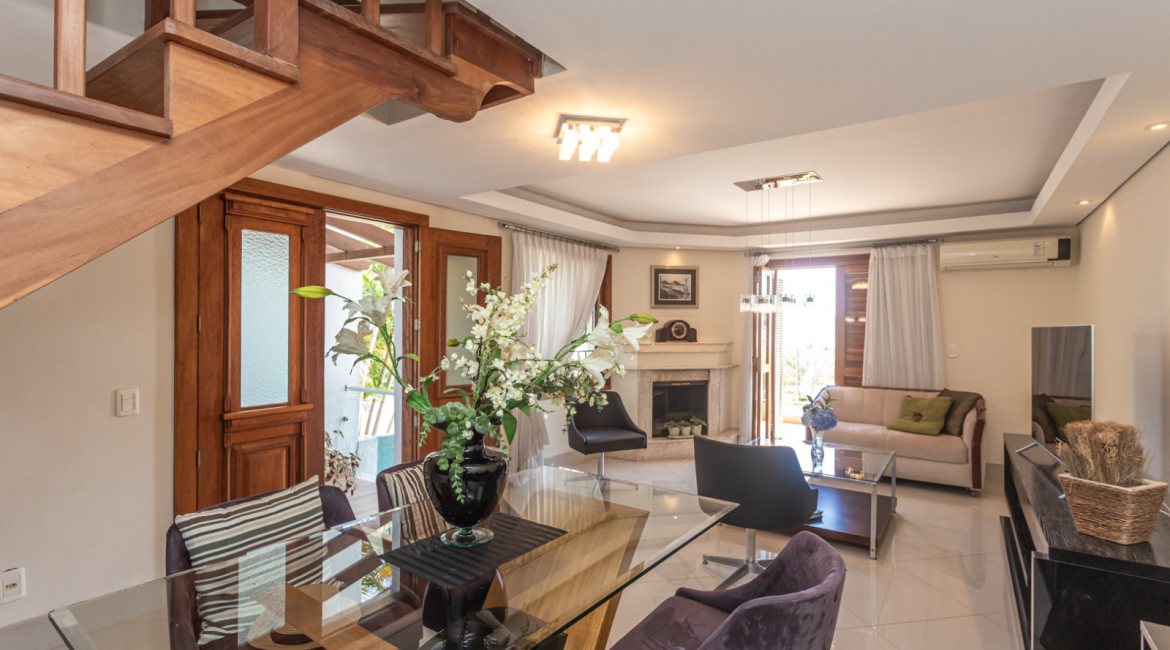 Casa à venda com 154m², 3 dormitórios, 1 suíte, 3 vagas, no bairro Ipanema / Altos Do Ipê em Porto Alegre