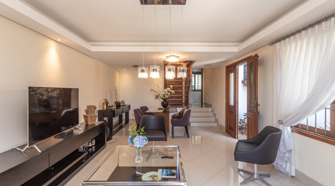 Casa à venda com 154m², 3 dormitórios, 1 suíte, 3 vagas, no bairro Ipanema / Altos Do Ipê em Porto Alegre