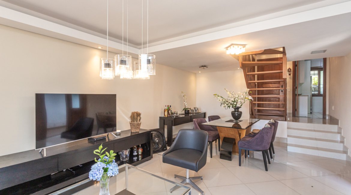 Casa à venda com 154m², 3 dormitórios, 1 suíte, 3 vagas, no bairro Ipanema / Altos Do Ipê em Porto Alegre