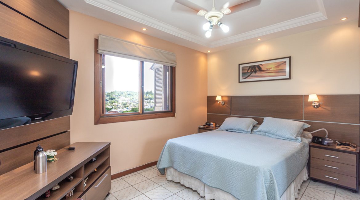 Casa à venda com 154m², 3 dormitórios, 1 suíte, 3 vagas, no bairro Ipanema / Altos Do Ipê em Porto Alegre