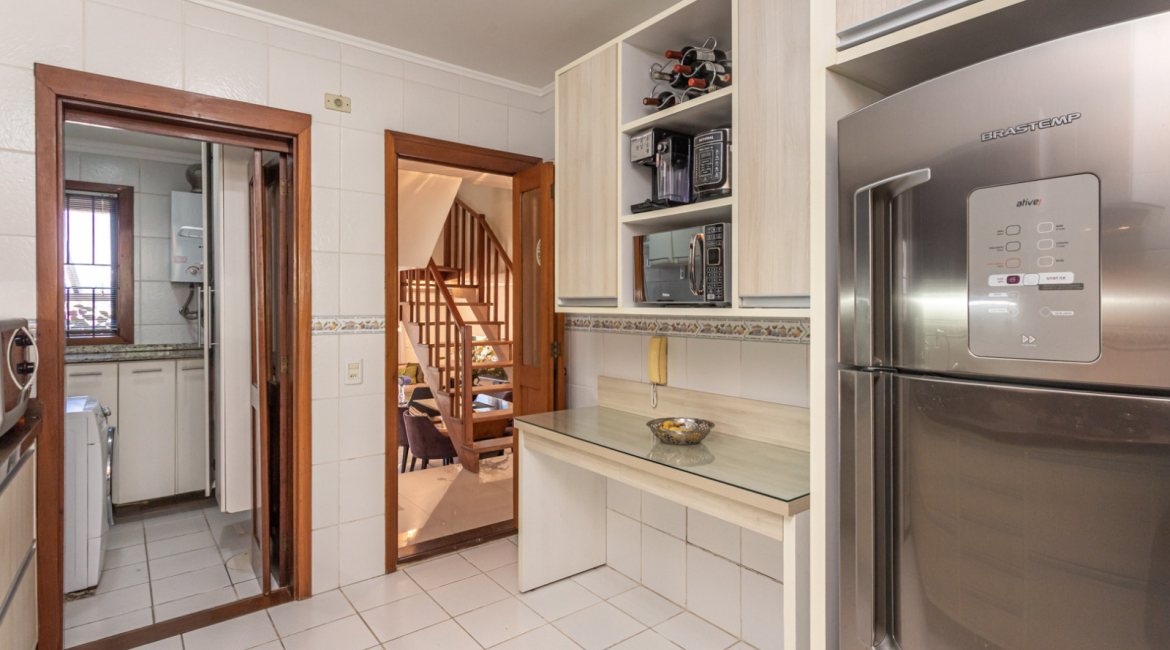 Casa à venda com 154m², 3 dormitórios, 1 suíte, 3 vagas, no bairro Ipanema / Altos Do Ipê em Porto Alegre