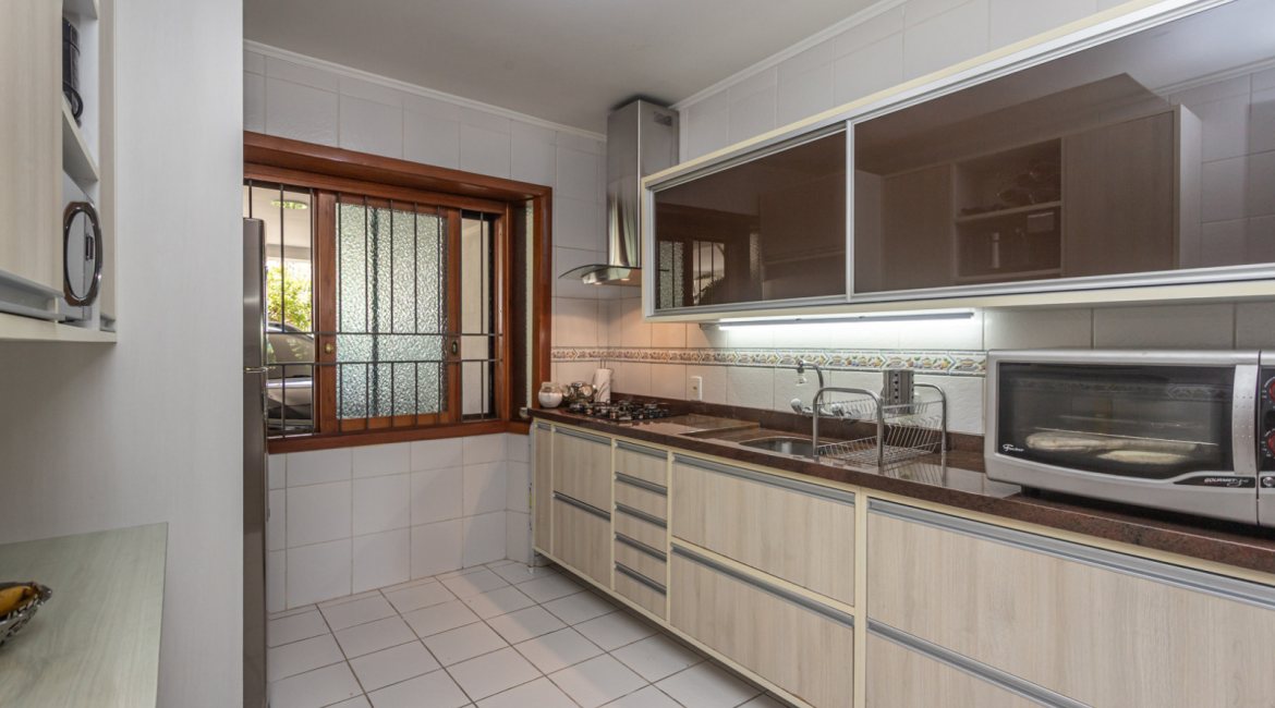 Casa à venda com 154m², 3 dormitórios, 1 suíte, 3 vagas, no bairro Ipanema / Altos Do Ipê em Porto Alegre