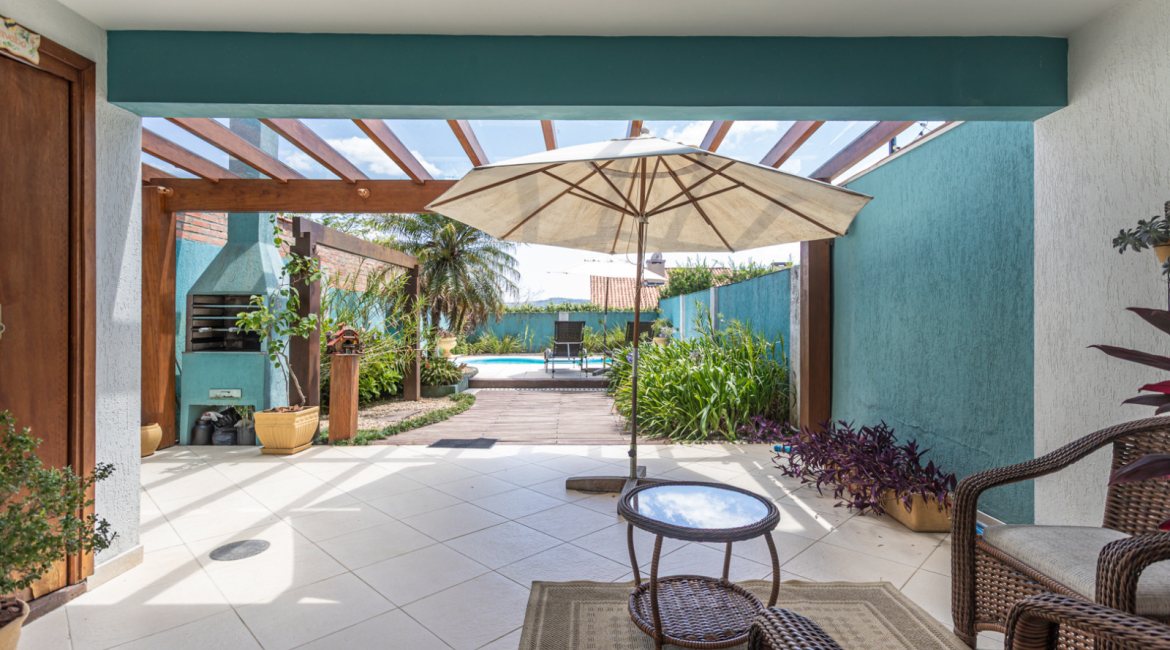 Casa à venda com 154m², 3 dormitórios, 1 suíte, 3 vagas, no bairro Ipanema / Altos Do Ipê em Porto Alegre