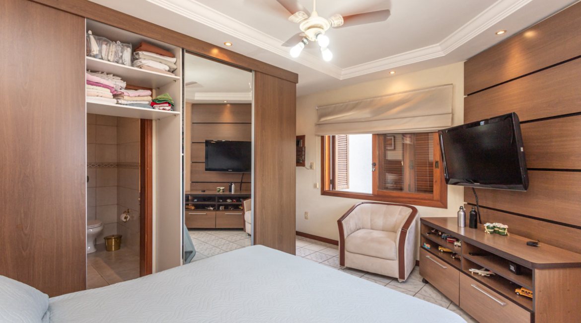 Casa à venda com 154m², 3 dormitórios, 1 suíte, 3 vagas, no bairro Ipanema / Altos Do Ipê em Porto Alegre