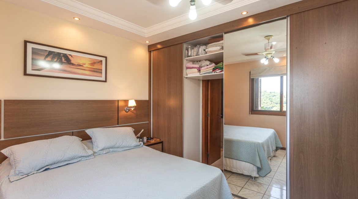 Casa à venda com 154m², 3 dormitórios, 1 suíte, 3 vagas, no bairro Ipanema / Altos Do Ipê em Porto Alegre