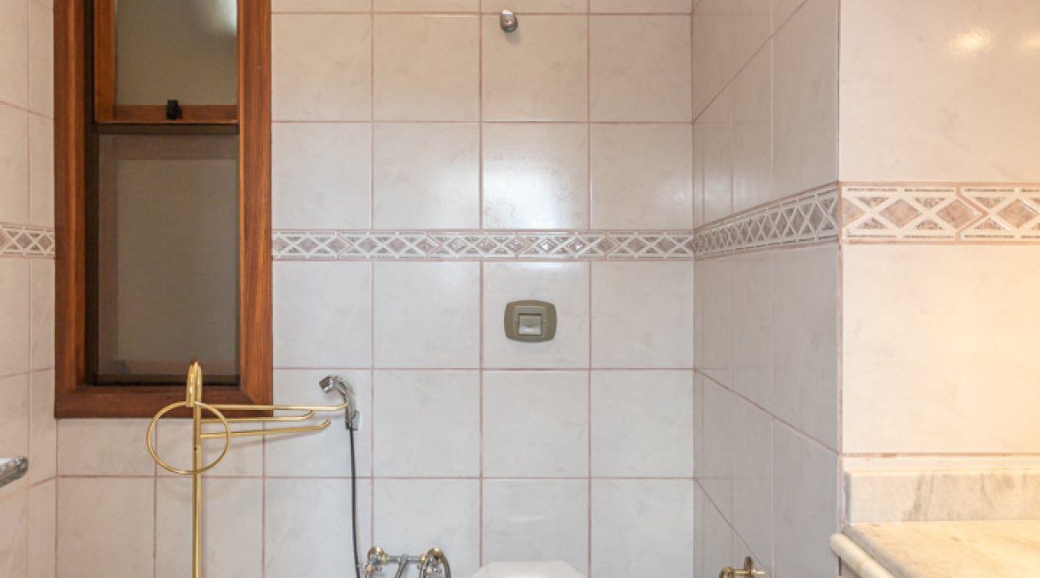 Casa à venda com 154m², 3 dormitórios, 1 suíte, 3 vagas, no bairro Ipanema / Altos Do Ipê em Porto Alegre