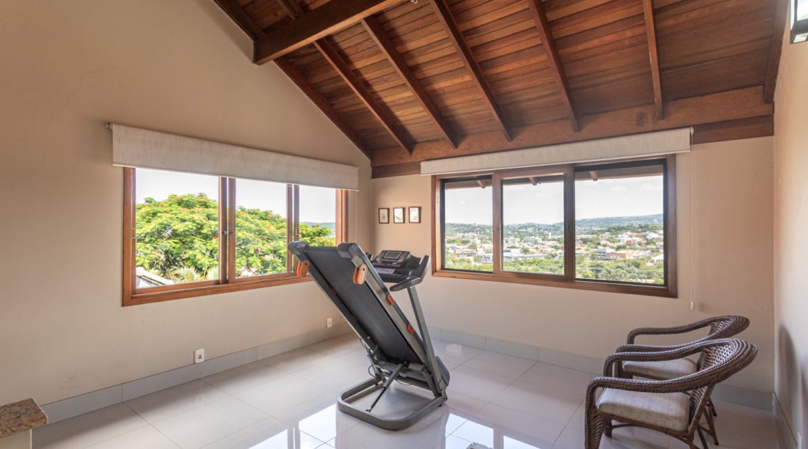 Casa à venda com 154m², 3 dormitórios, 1 suíte, 3 vagas, no bairro Ipanema / Altos Do Ipê em Porto Alegre