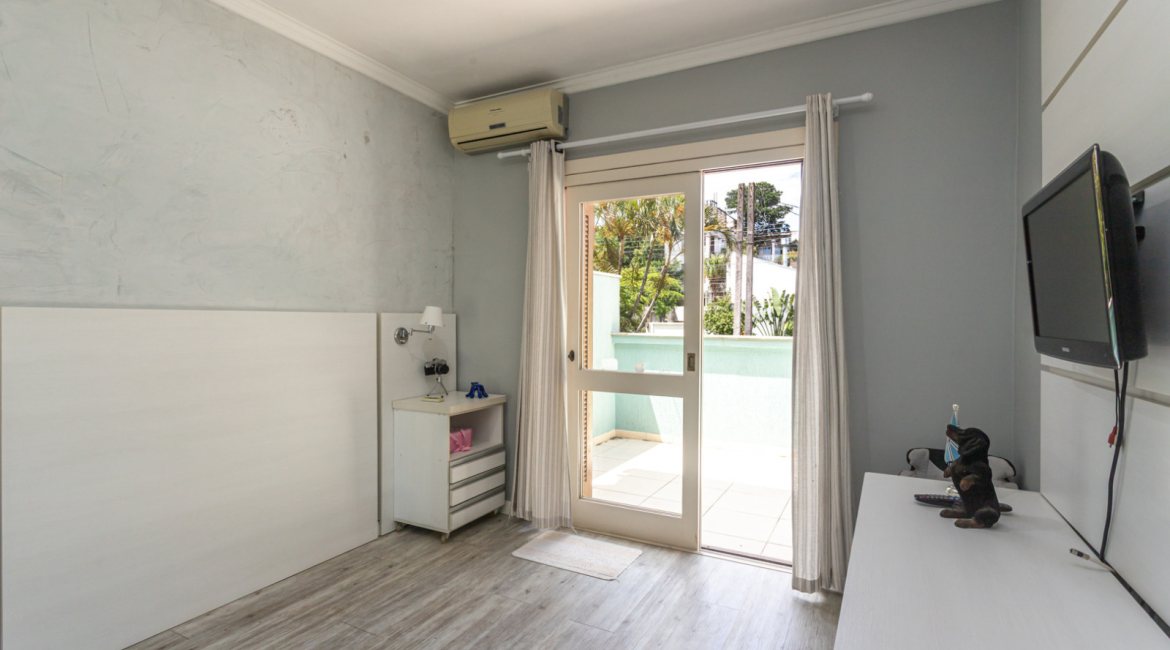 Casa à venda com 154m², 3 dormitórios, 1 suíte, 3 vagas, no bairro Ipanema / Altos Do Ipê em Porto Alegre