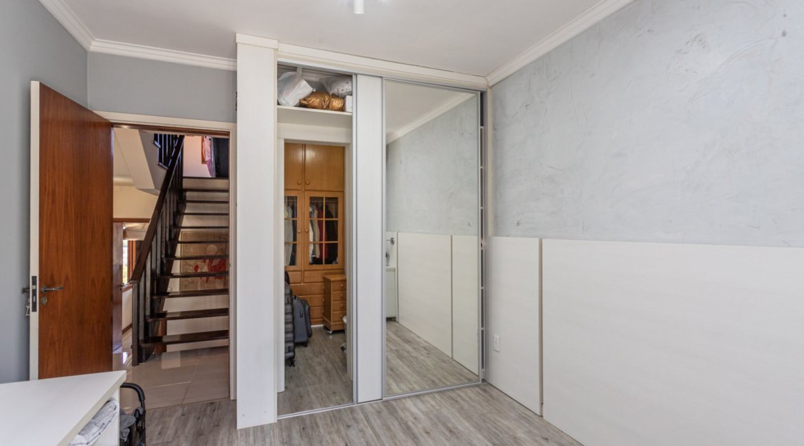Casa à venda com 154m², 3 dormitórios, 1 suíte, 3 vagas, no bairro Ipanema / Altos Do Ipê em Porto Alegre