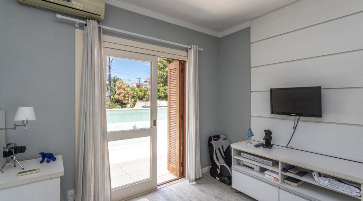 Casa à venda com 154m², 3 dormitórios, 1 suíte, 3 vagas, no bairro Ipanema / Altos Do Ipê em Porto Alegre