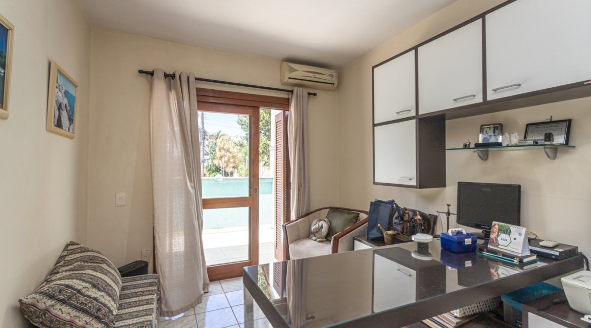 Casa à venda com 154m², 3 dormitórios, 1 suíte, 3 vagas, no bairro Ipanema / Altos Do Ipê em Porto Alegre