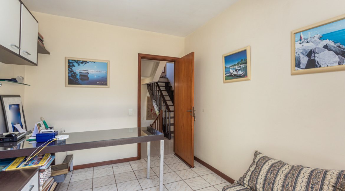 Casa à venda com 154m², 3 dormitórios, 1 suíte, 3 vagas, no bairro Ipanema / Altos Do Ipê em Porto Alegre