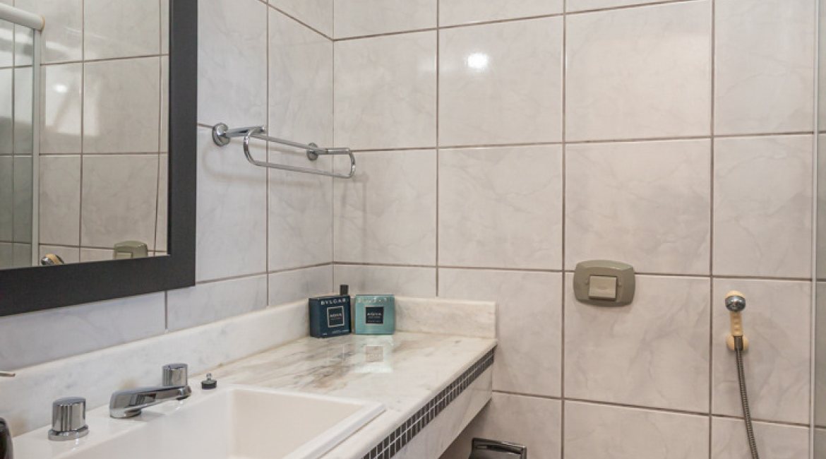 Casa à venda com 154m², 3 dormitórios, 1 suíte, 3 vagas, no bairro Ipanema / Altos Do Ipê em Porto Alegre