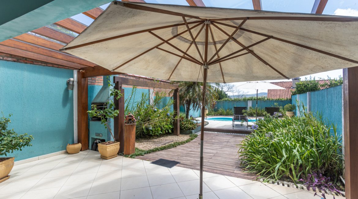 Casa à venda com 154m², 3 dormitórios, 1 suíte, 3 vagas, no bairro Ipanema / Altos Do Ipê em Porto Alegre