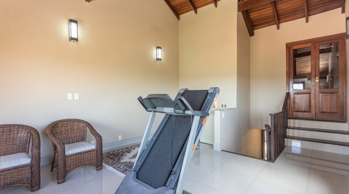 Casa à venda com 154m², 3 dormitórios, 1 suíte, 3 vagas, no bairro Ipanema / Altos Do Ipê em Porto Alegre