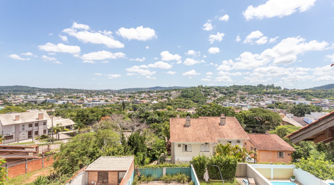 Casa à venda com 154m², 3 dormitórios, 1 suíte, 3 vagas, no bairro Ipanema / Altos Do Ipê em Porto Alegre