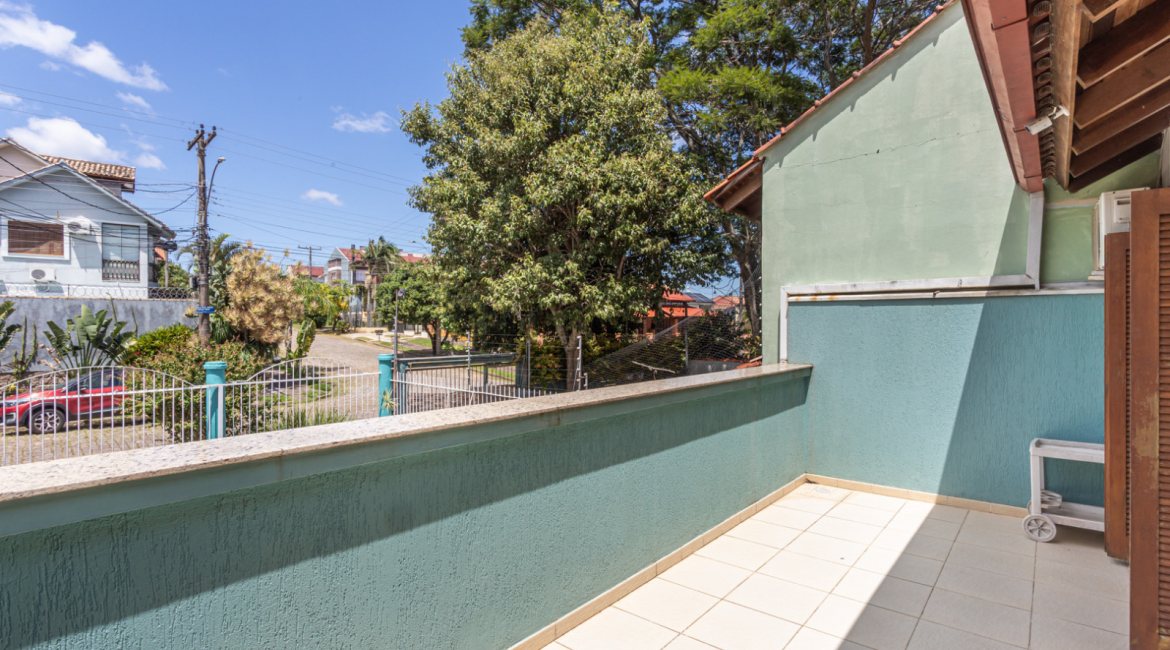 Casa à venda com 154m², 3 dormitórios, 1 suíte, 3 vagas, no bairro Ipanema / Altos Do Ipê em Porto Alegre