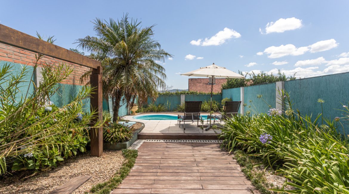 Casa à venda com 154m², 3 dormitórios, 1 suíte, 3 vagas, no bairro Ipanema / Altos Do Ipê em Porto Alegre