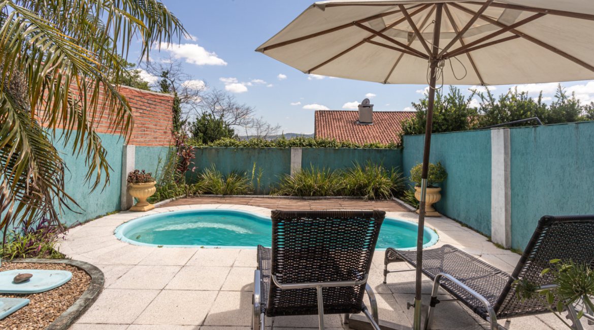 Casa à venda com 154m², 3 dormitórios, 1 suíte, 3 vagas, no bairro Ipanema / Altos Do Ipê em Porto Alegre