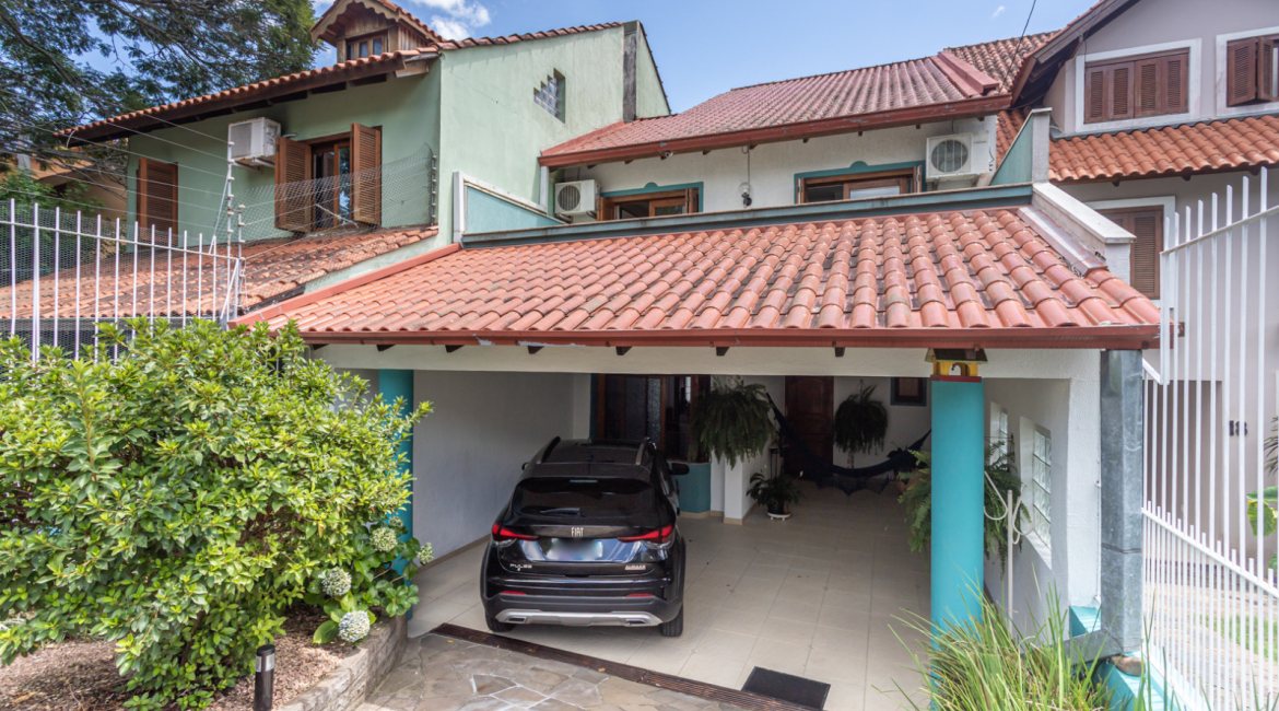 Casa à venda com 154m², 3 dormitórios, 1 suíte, 3 vagas, no bairro Ipanema / Altos Do Ipê em Porto Alegre