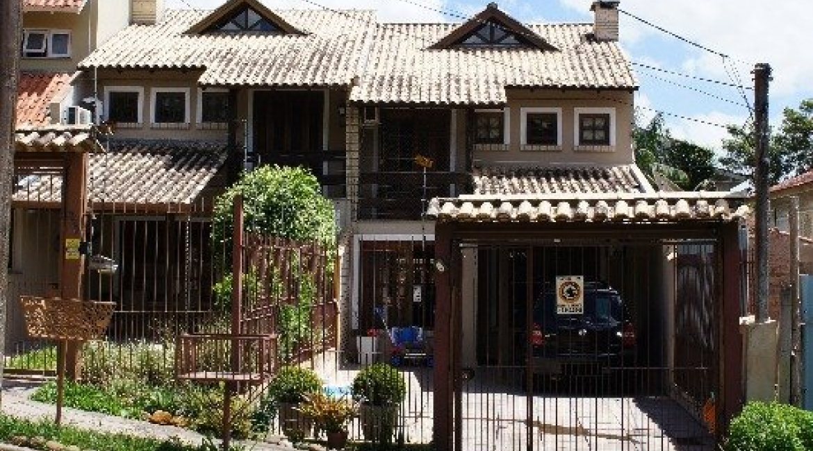 Casa à venda com 207m², 3 dormitórios, 1 suíte, 4 vagas, no bairro Ipanema em Porto Alegre