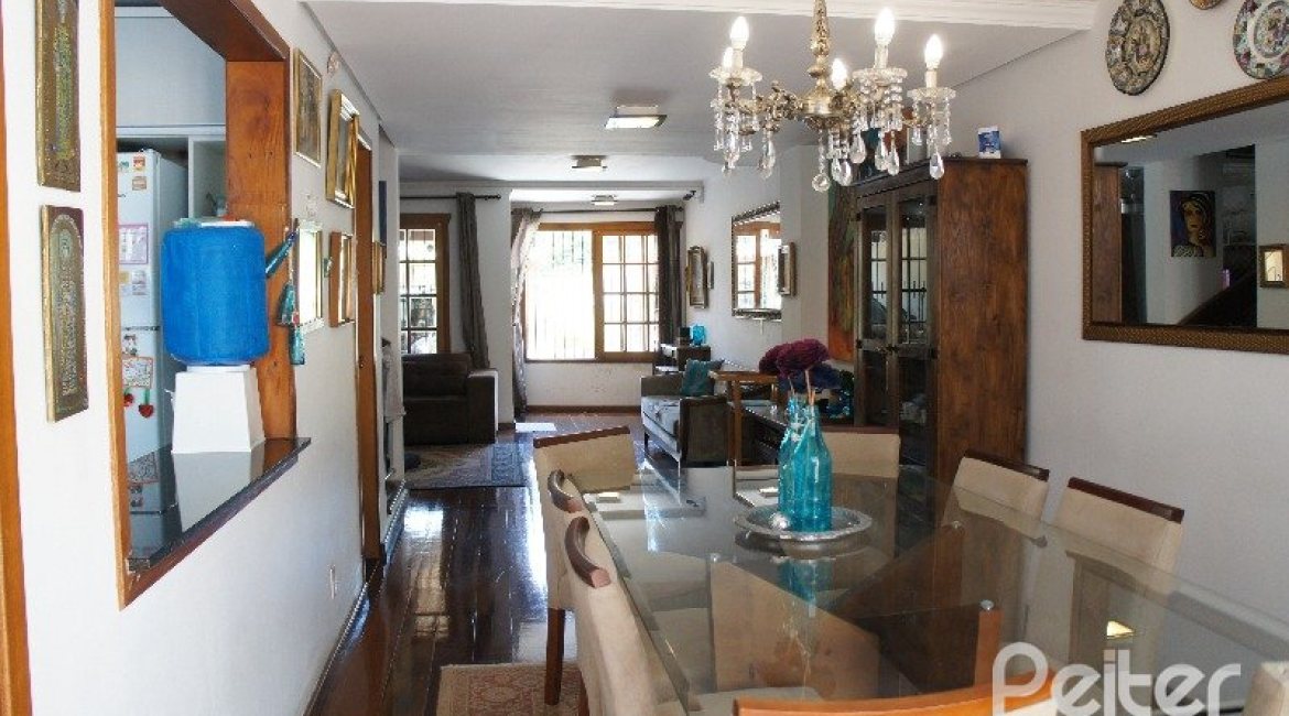 Casa à venda com 207m², 3 dormitórios, 1 suíte, 4 vagas, no bairro Ipanema em Porto Alegre