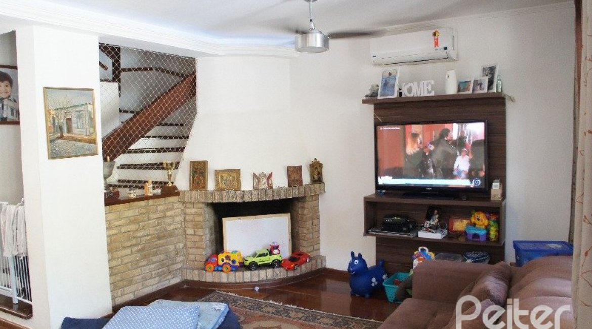 Casa à venda com 207m², 3 dormitórios, 1 suíte, 4 vagas, no bairro Ipanema em Porto Alegre