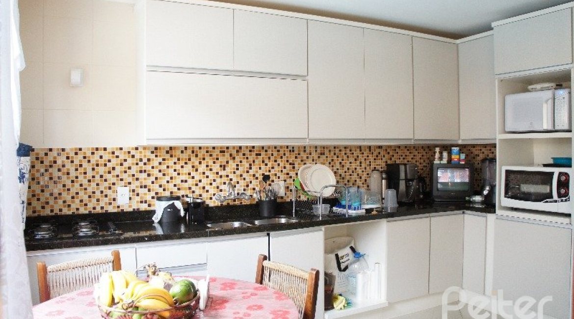 Casa à venda com 207m², 3 dormitórios, 1 suíte, 4 vagas, no bairro Ipanema em Porto Alegre