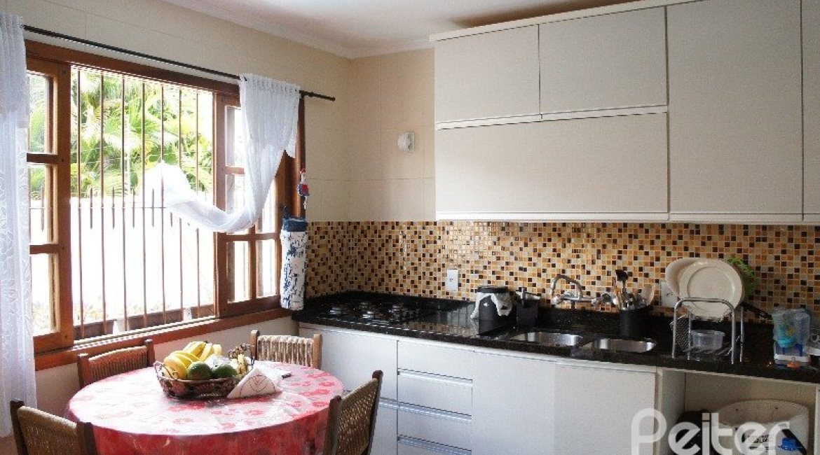 Casa à venda com 207m², 3 dormitórios, 1 suíte, 4 vagas, no bairro Ipanema em Porto Alegre