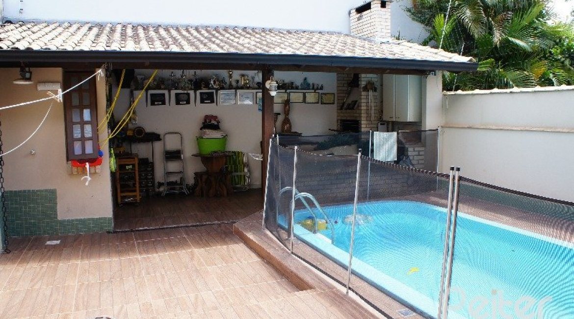 Casa à venda com 207m², 3 dormitórios, 1 suíte, 4 vagas, no bairro Ipanema em Porto Alegre