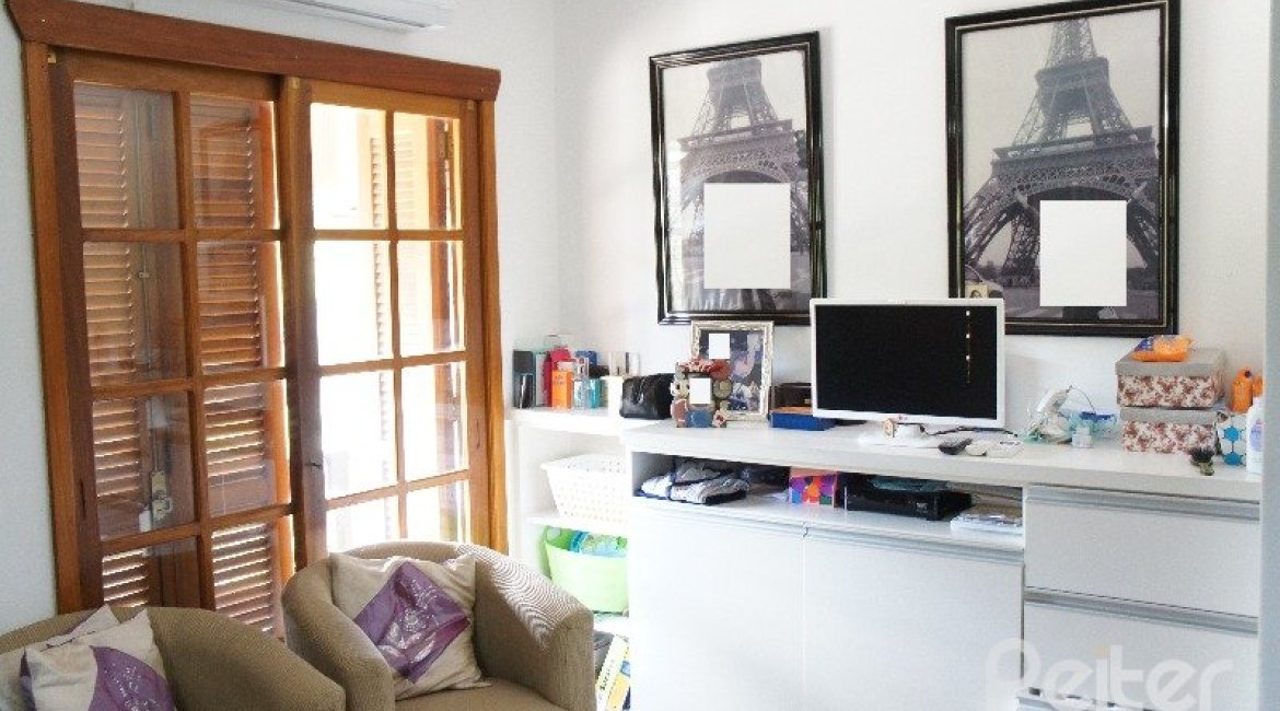 Casa à venda com 207m², 3 dormitórios, 1 suíte, 4 vagas, no bairro Ipanema em Porto Alegre