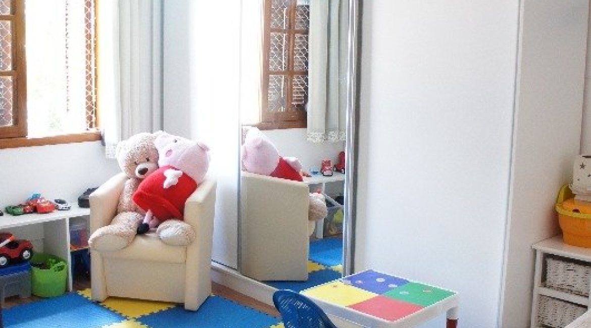 Casa à venda com 207m², 3 dormitórios, 1 suíte, 4 vagas, no bairro Ipanema em Porto Alegre