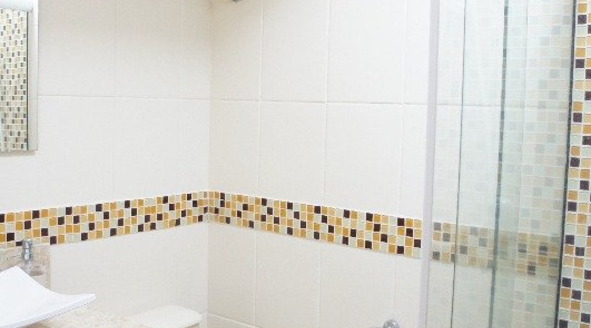 Casa à venda com 207m², 3 dormitórios, 1 suíte, 4 vagas, no bairro Ipanema em Porto Alegre