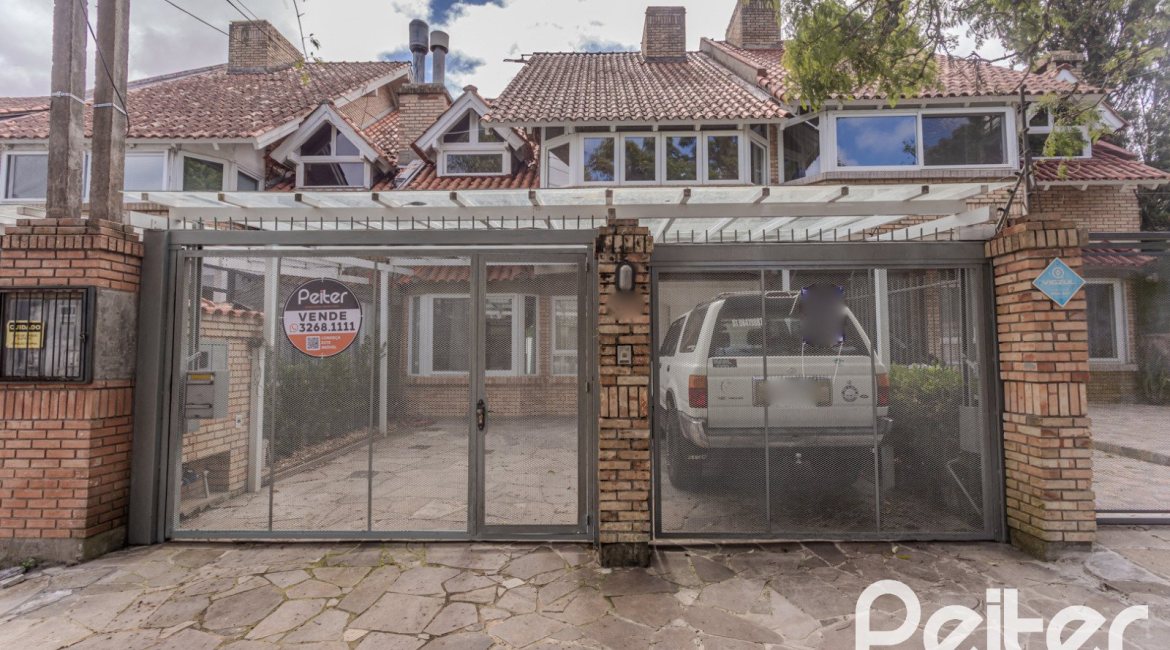 Casa à venda com 213m², 3 dormitórios, 3 suítes, 2 vagas, no bairro Tristeza em Porto Alegre
