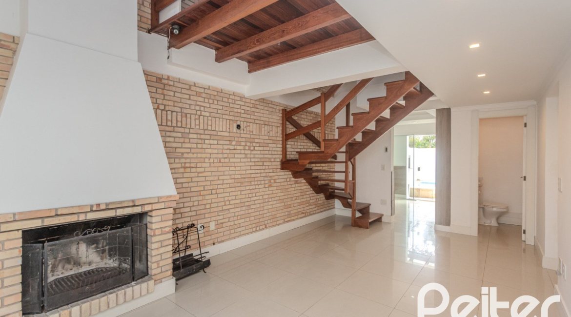 Casa à venda com 213m², 3 dormitórios, 3 suítes, 2 vagas, no bairro Tristeza em Porto Alegre
