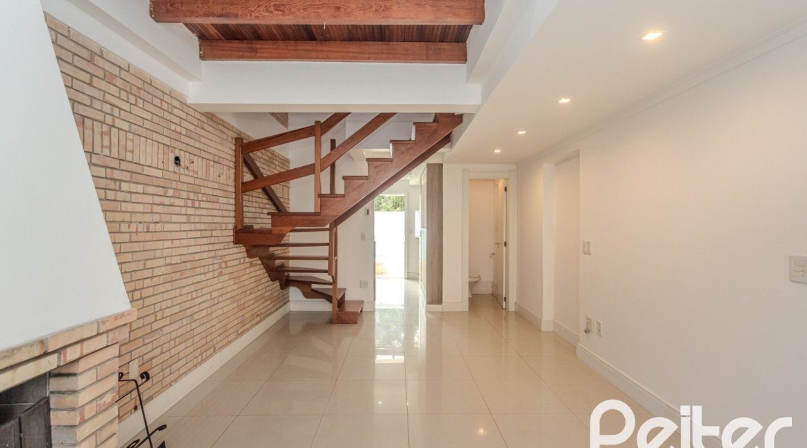 Casa à venda com 213m², 3 dormitórios, 3 suítes, 2 vagas, no bairro Tristeza em Porto Alegre