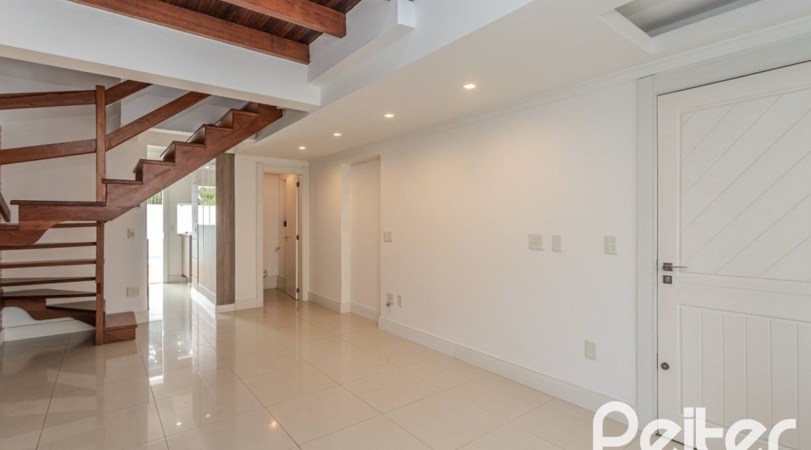 Casa à venda com 213m², 3 dormitórios, 3 suítes, 2 vagas, no bairro Tristeza em Porto Alegre
