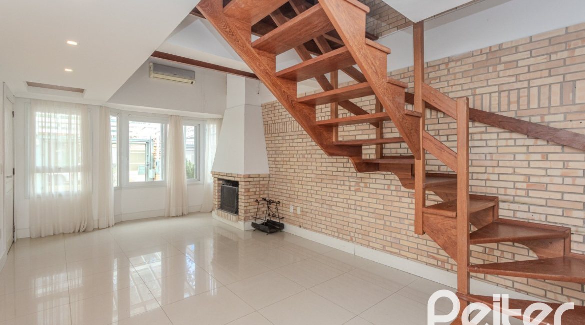 Casa à venda com 213m², 3 dormitórios, 3 suítes, 2 vagas, no bairro Tristeza em Porto Alegre
