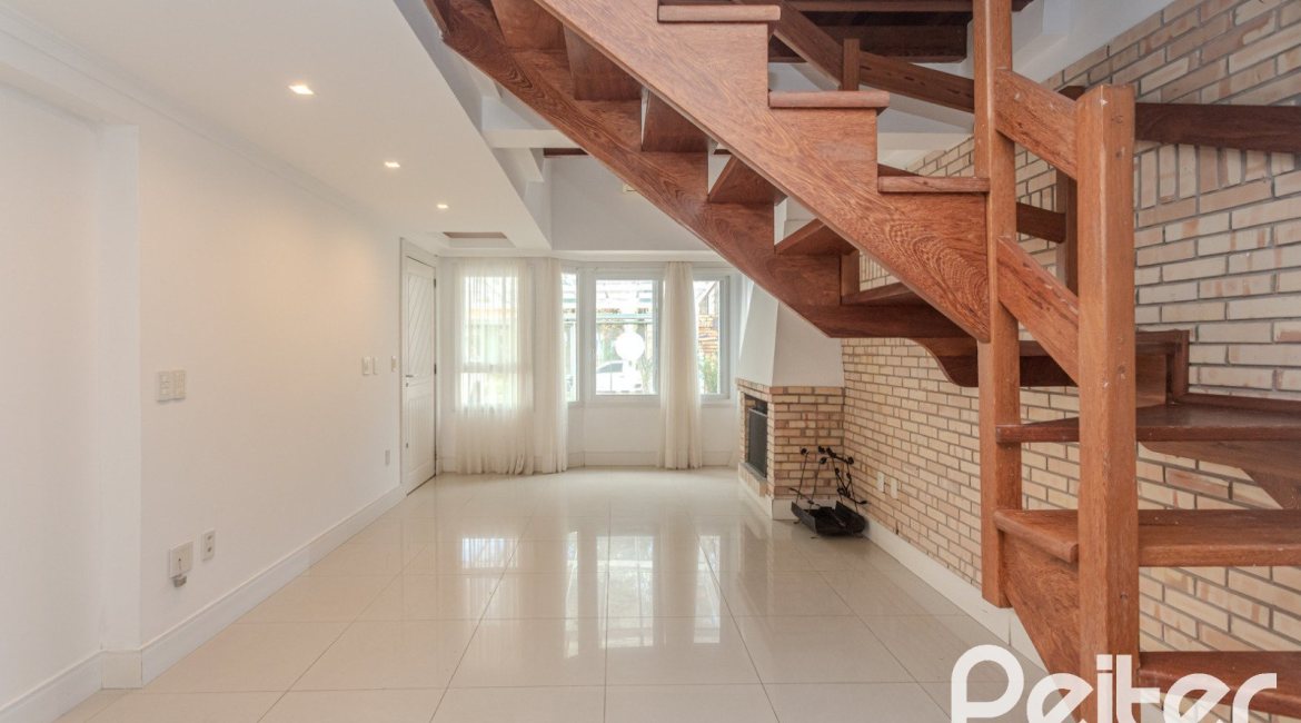 Casa à venda com 213m², 3 dormitórios, 3 suítes, 2 vagas, no bairro Tristeza em Porto Alegre