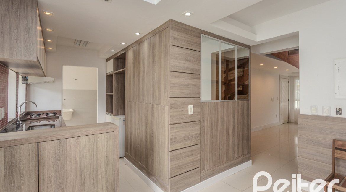 Casa à venda com 213m², 3 dormitórios, 3 suítes, 2 vagas, no bairro Tristeza em Porto Alegre