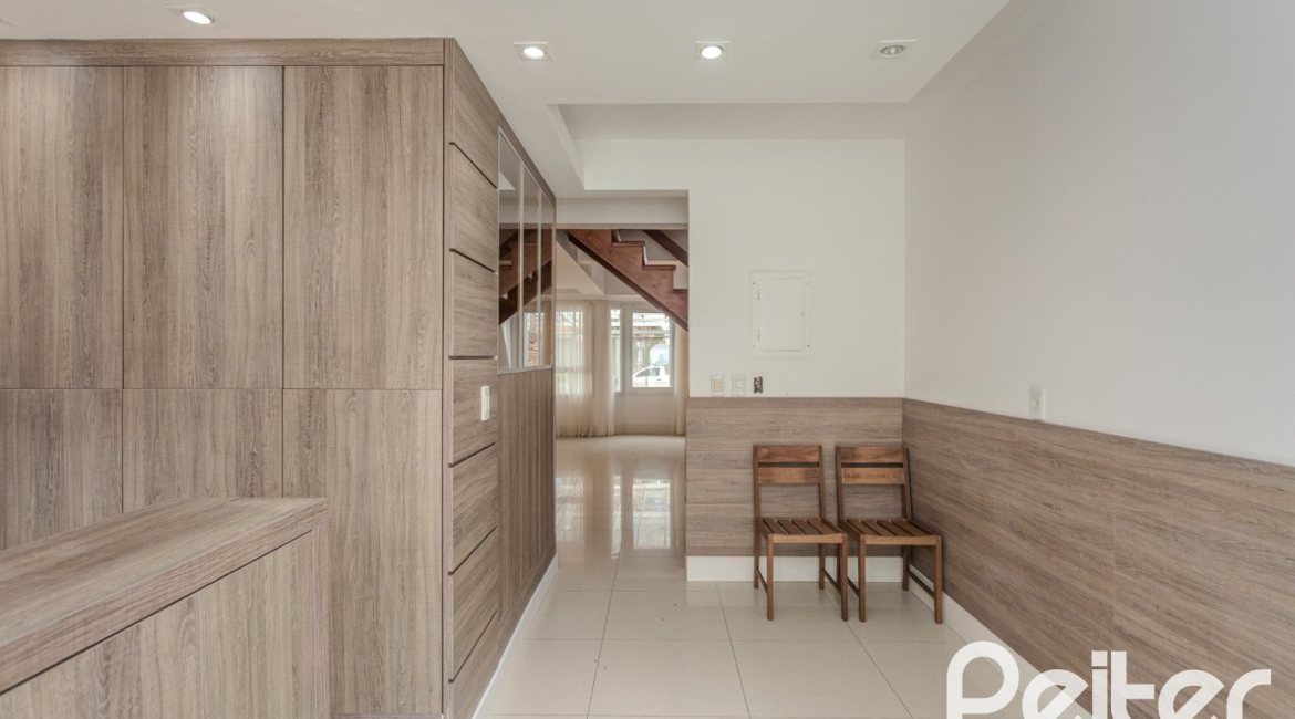 Casa à venda com 213m², 3 dormitórios, 3 suítes, 2 vagas, no bairro Tristeza em Porto Alegre