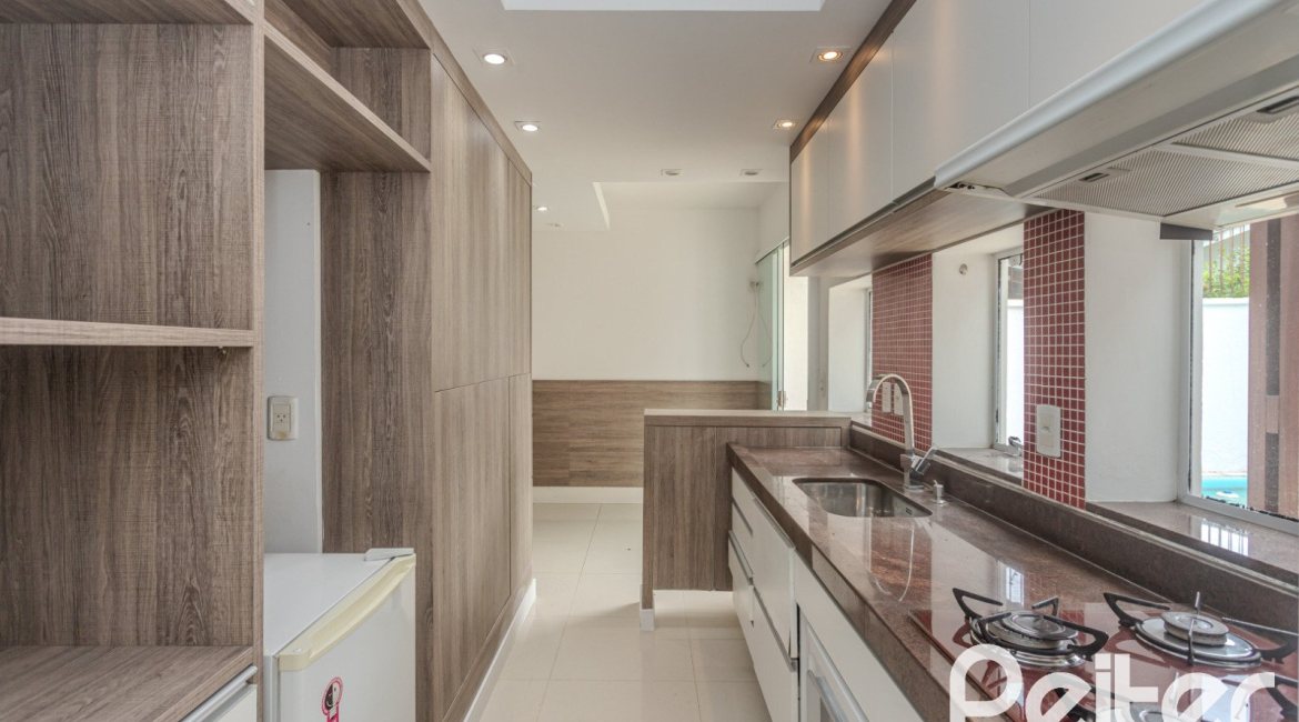 Casa à venda com 213m², 3 dormitórios, 3 suítes, 2 vagas, no bairro Tristeza em Porto Alegre