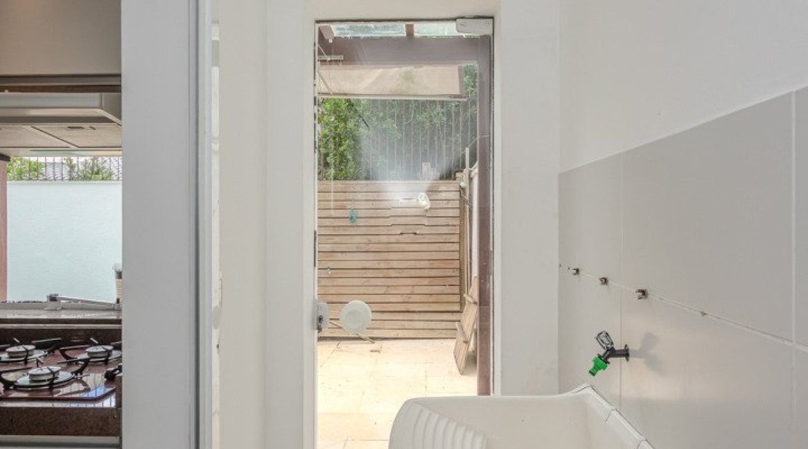Casa à venda com 213m², 3 dormitórios, 3 suítes, 2 vagas, no bairro Tristeza em Porto Alegre